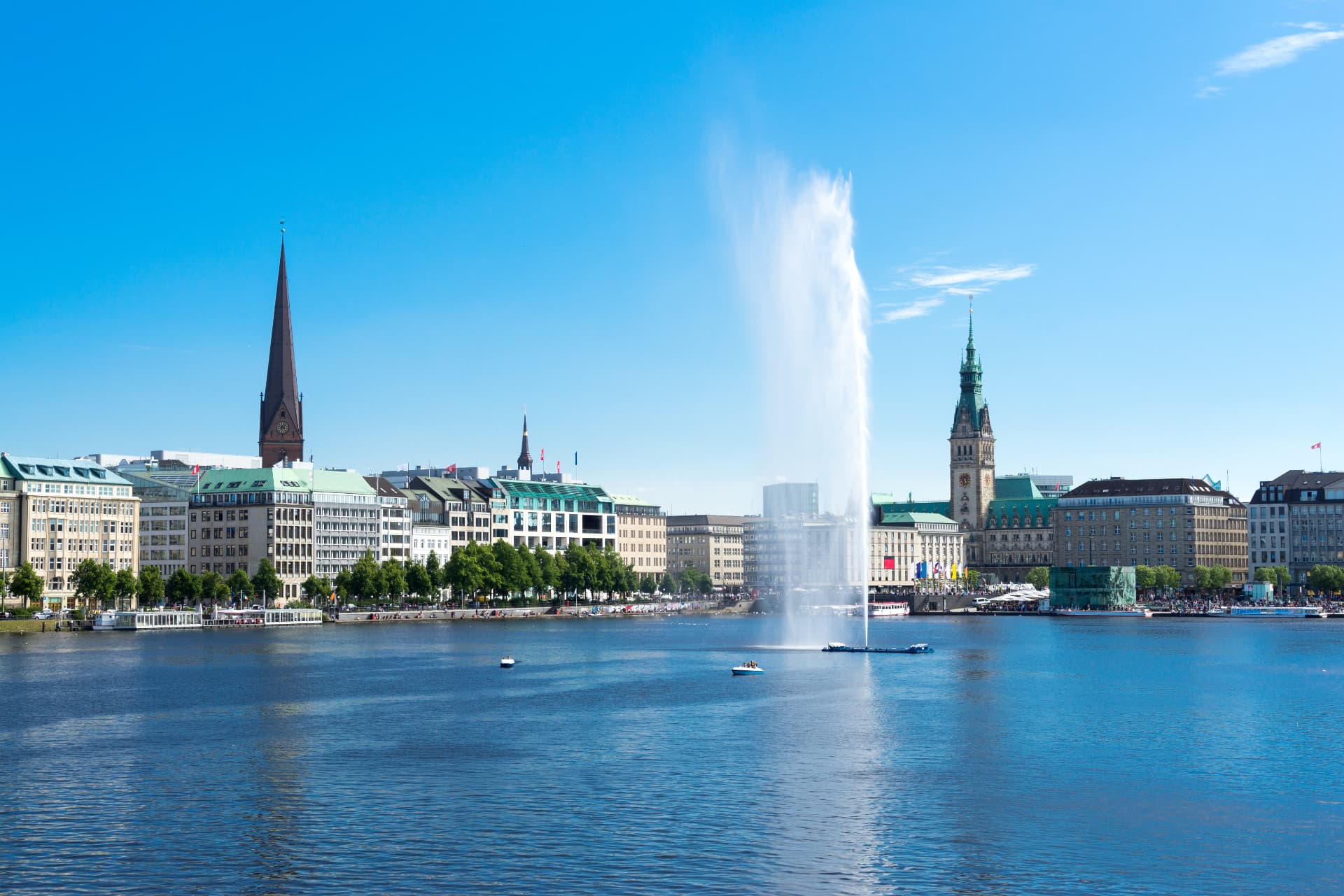 Alsterfontäne in Hamburg mit Skyline im Hintergrund